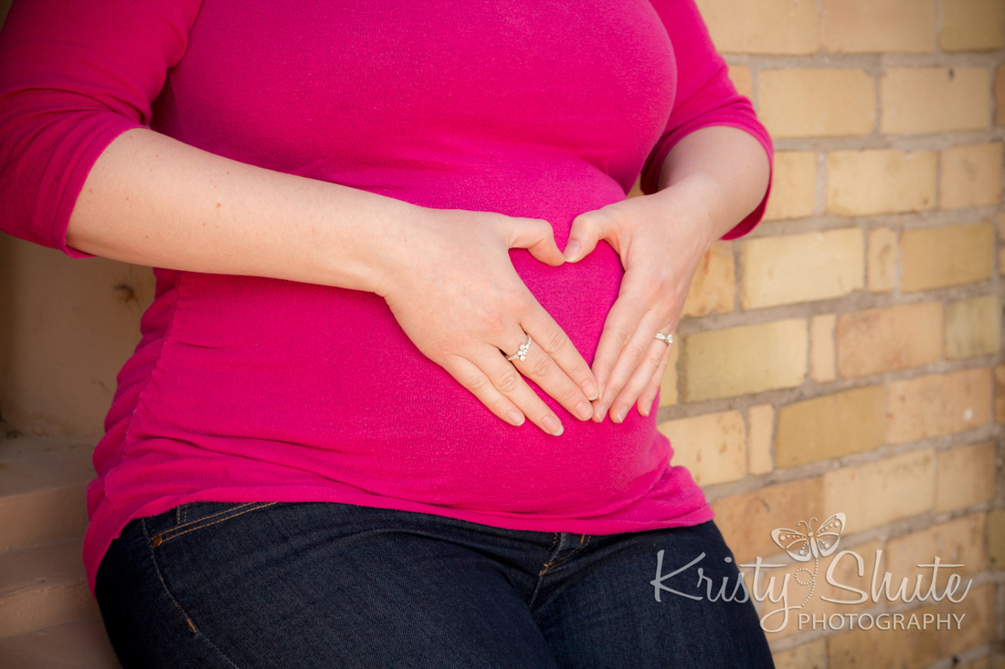 Kristy Shute Photography Maternity Uptown Waterloo Heart on Belly